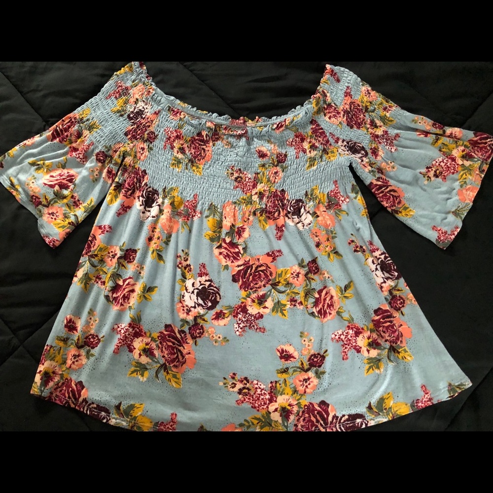 ☀️ Floral off the shoulder top